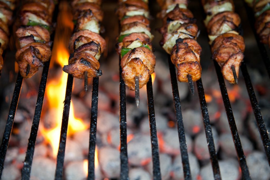 Maso v Arábii není každodenní záležitostí, ovšem arabský kebab zná celý svět.