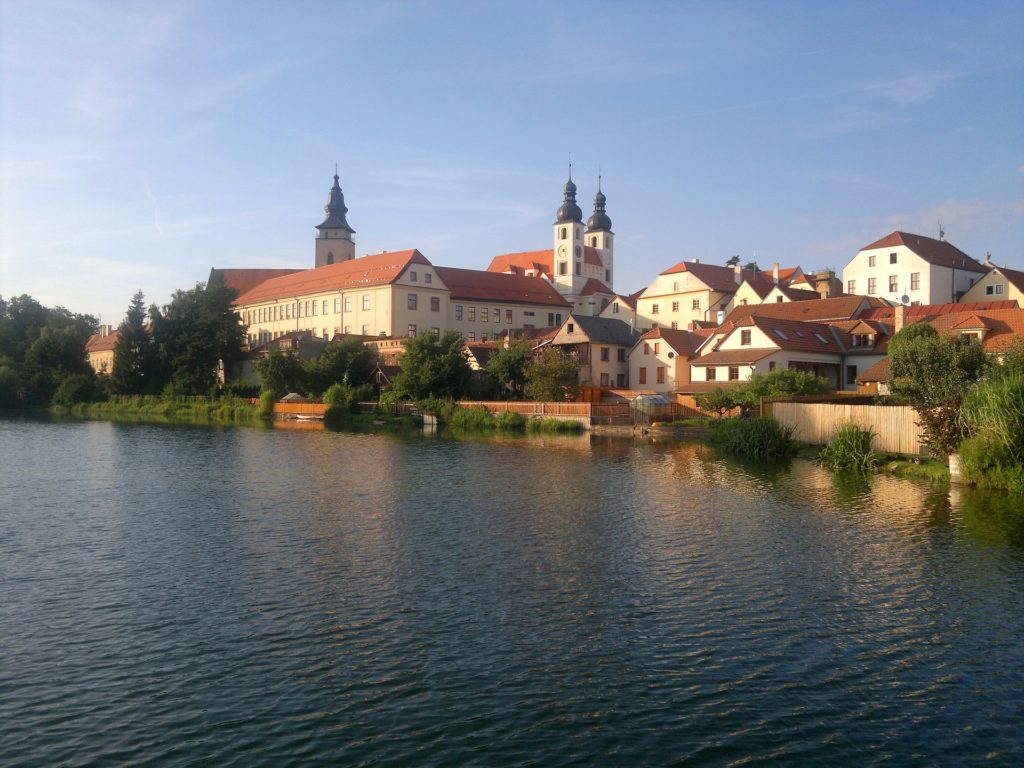 Zdá se, že střed města leží na ostrově. Dojem vytváří tři rybníky obepínající náměstí kolem dokola.