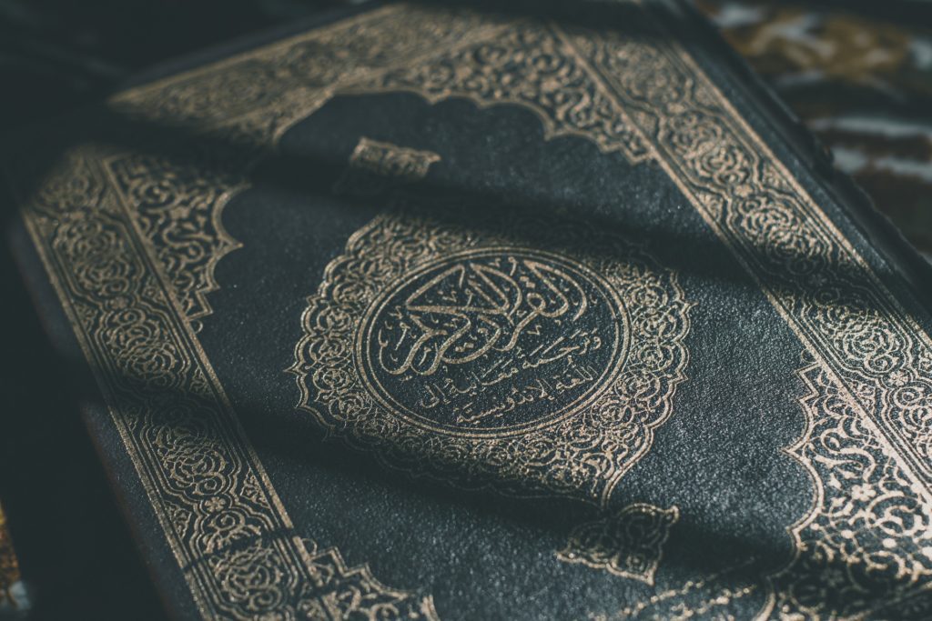 Korán má přes 6 200 veršů, což je více než 77 000 slov.