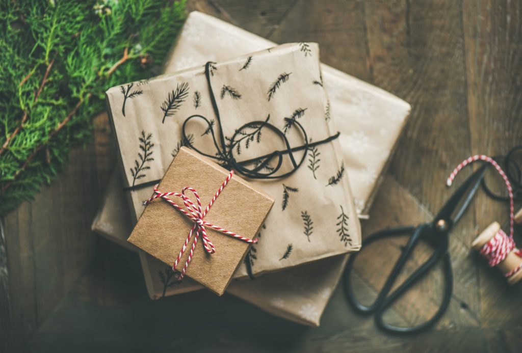 Mezi symboly Vánoc patří stromeček, dárky a cukroví.
