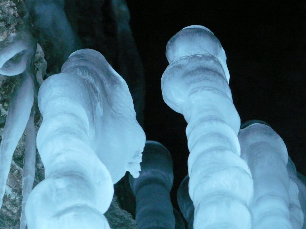 Jeskyně se v zimních měsících může pochlubit rampouchovou výzdobou.