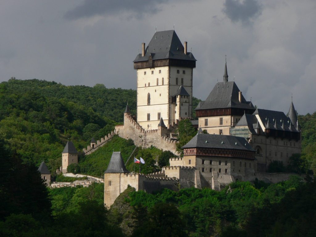 Karlštejn je jedním z nejznámějších a zároveň nejnavštěvovanějších českých hradů.