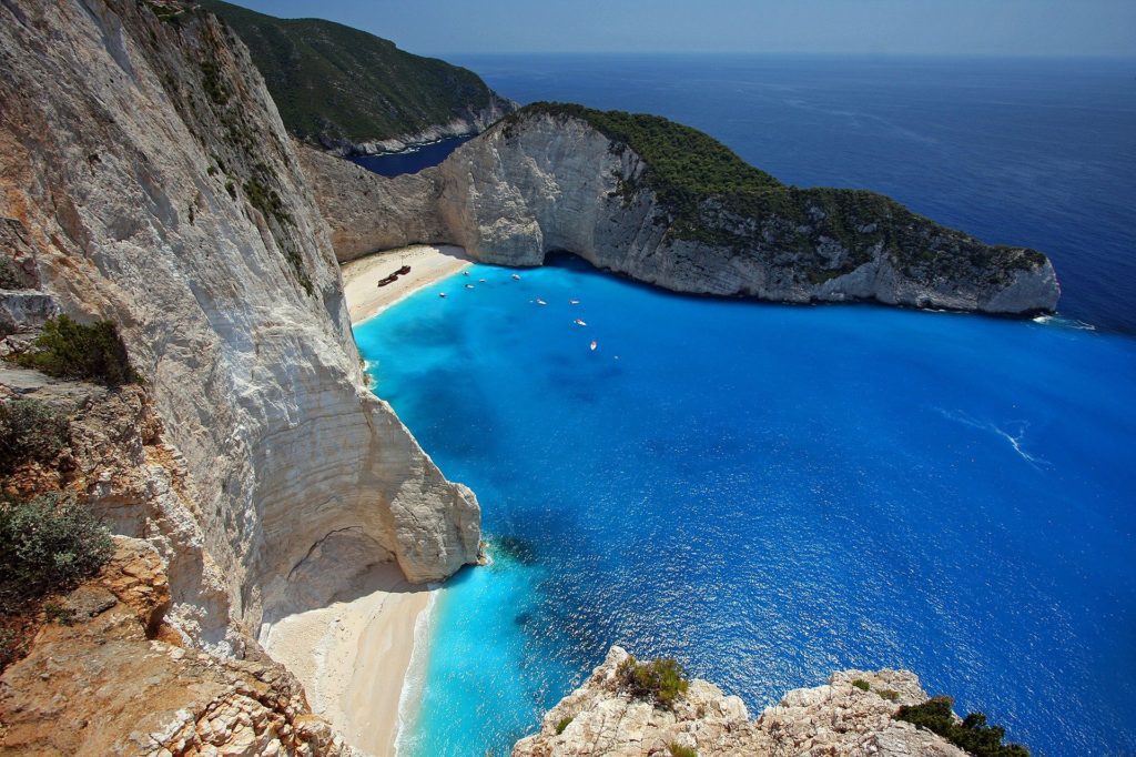Pláž Navagio je známá díky vraku, který zde zřejmě ztroskotal v roce 1980.