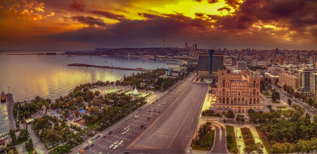 Baku je hlavním městem a zároveň největším přístavem Ázerbájdžánu.