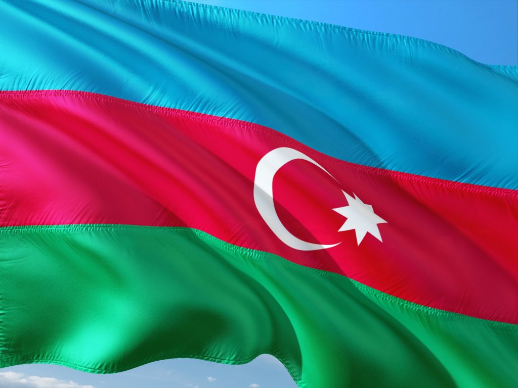 Vlajku Ázerbájdžánu tvoří tři horizontální pruhy s půlměsícem a osmicípou hvězdou vprostřed.