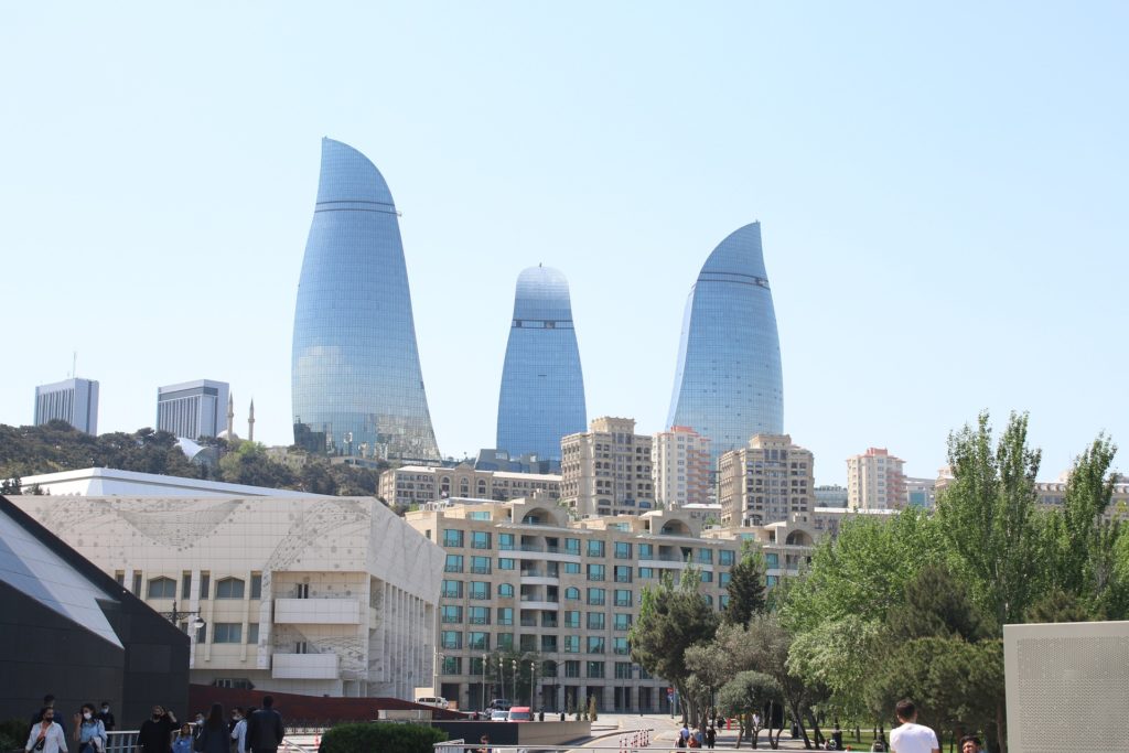 Baku je pestrou směsicí historických budov a luxusních mrakodrapů.