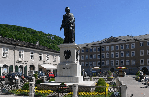 salzburg-mozartovo-namesti-8059661