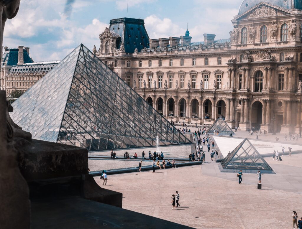 muzeum-louvre-8458295