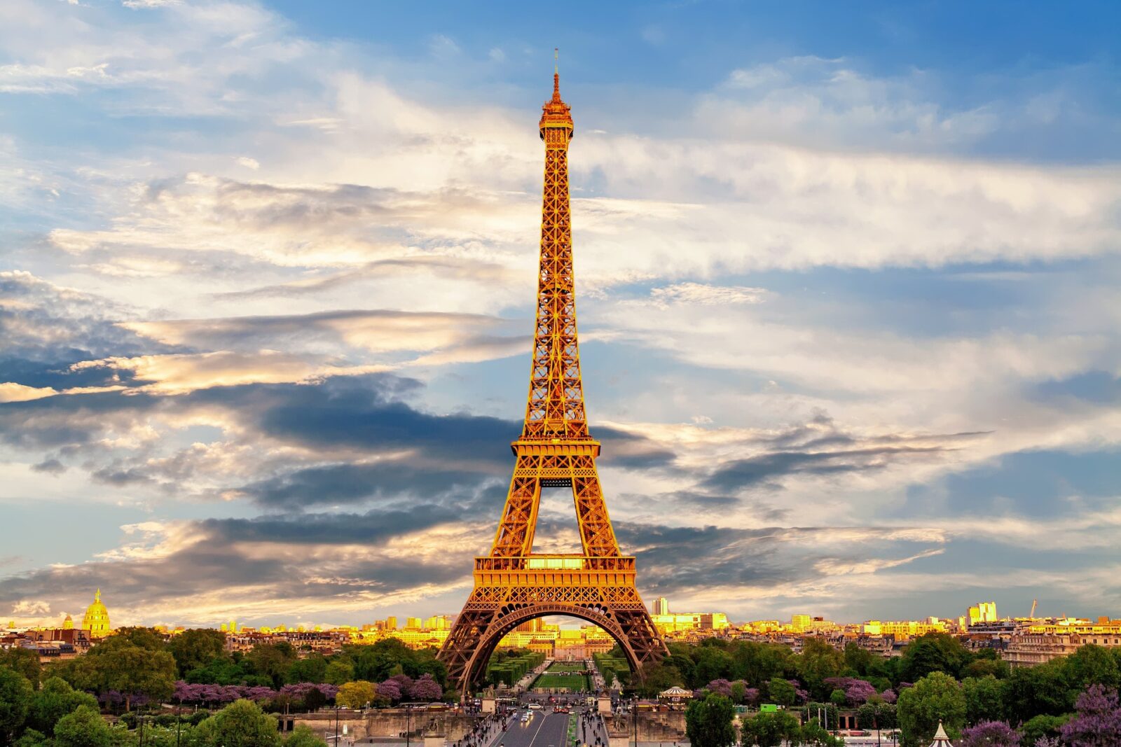 Čím je známá Paříž?