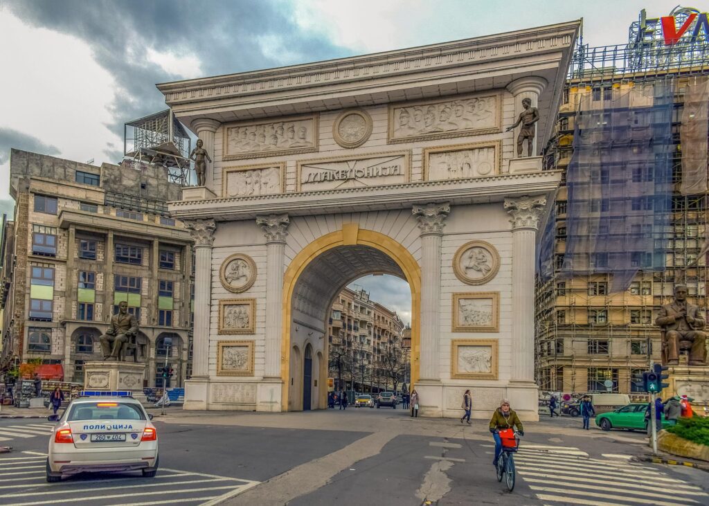 doprava-ve-skopje vítězný oblouk