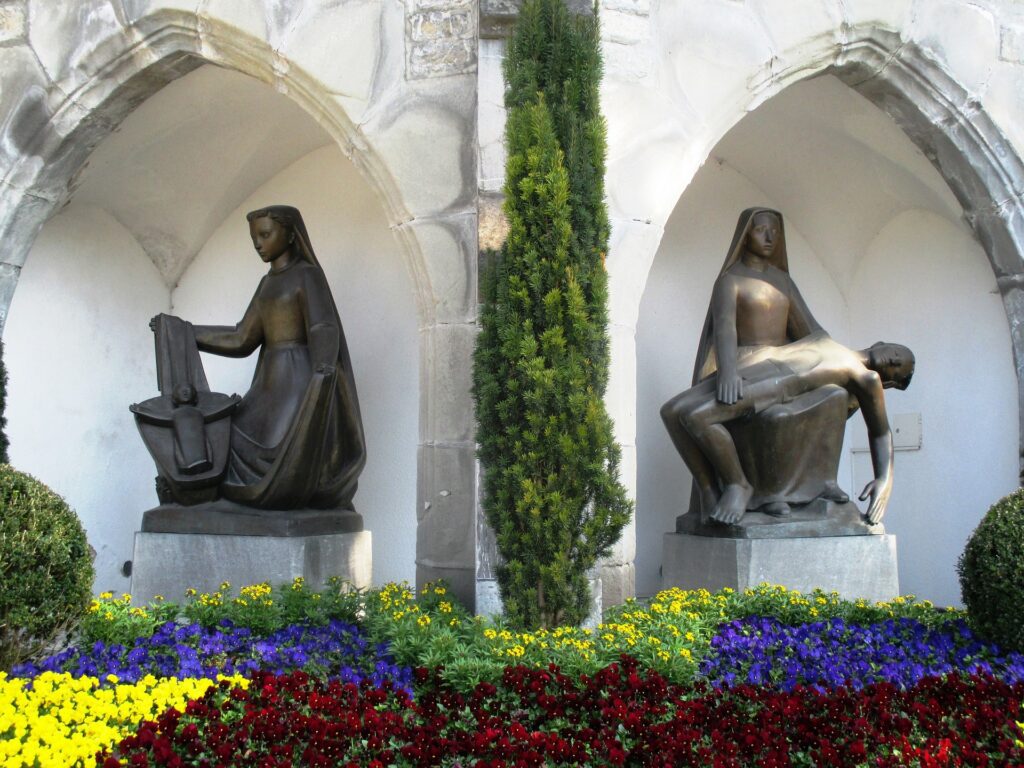 lichtenstejnsko-vaduz sochy na katedrále