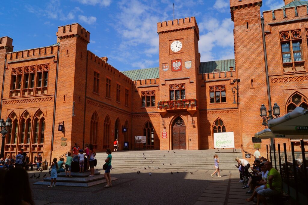 Fasáda z červených cihel je v Kolobřehu oblíbená a je na spoustě turisticky oblíbených místech.