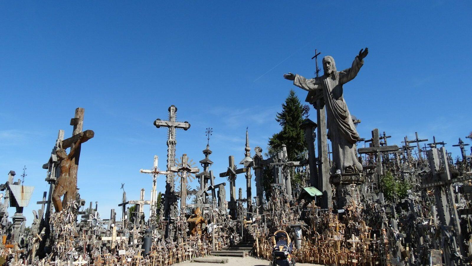 Velikou dřevěnou sochu Krista Litvě věnoval papež Jan Pavel II.