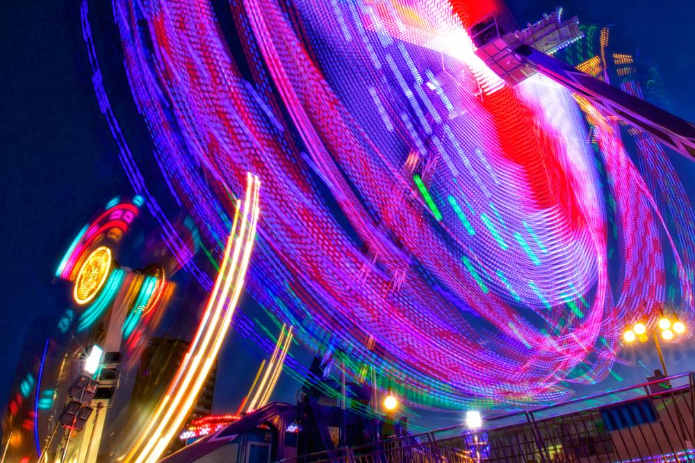 Odpočinkové zóny s lavičkami, zelení a fontánami umožňují návštěvníkům načerpat síly a užít si pohodlný a příjemný pobyt v areálu.