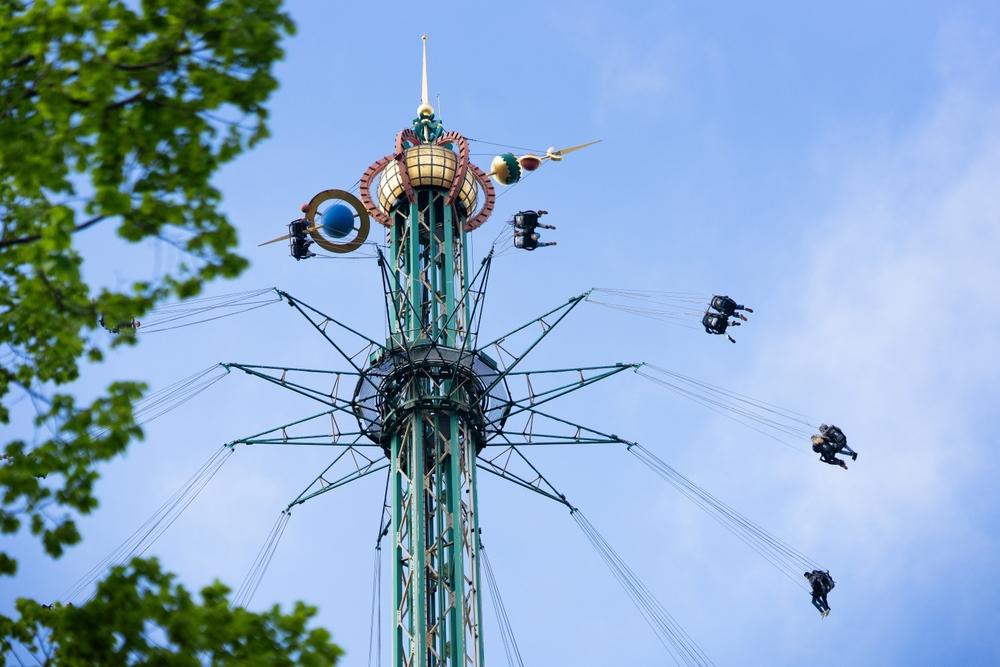Rabkoland je snadno dostupný vlakem i autobusem. Nejlepší čas na návštěvu je ráno nebo ve všední den, kdy je park klidnější a bez dlouhých front.