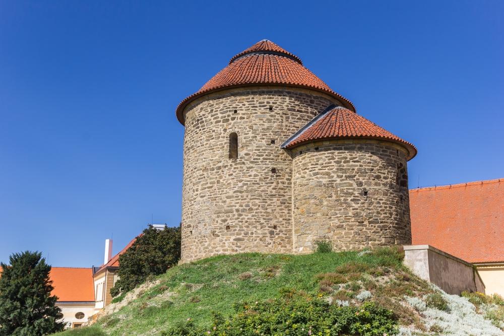 Rotunda sv. Kateřiny je známá svými vzácnými nástěnnými malbami z 11. století.