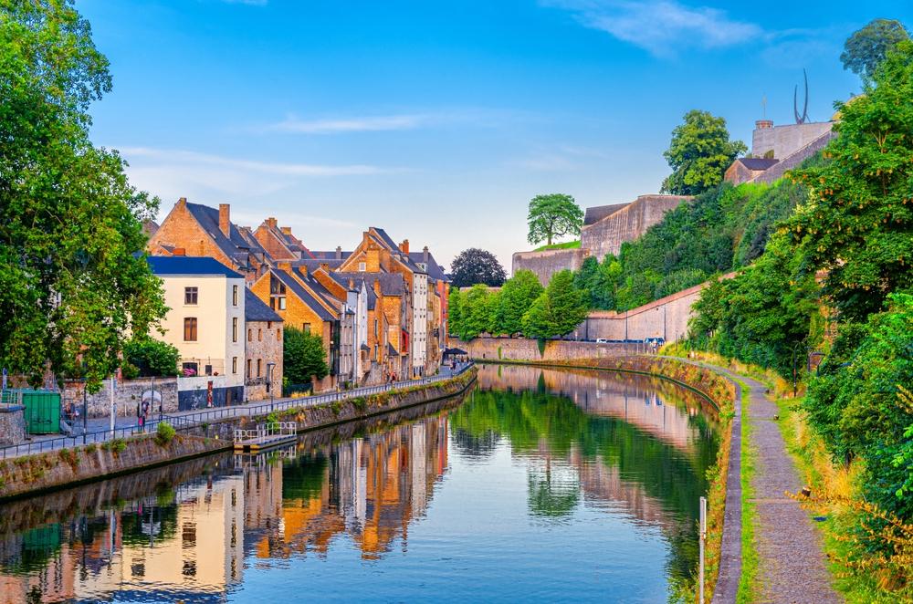 Toto klidné valonské město nabízí spojení kultury, přírody a autentické belgické atmosféry.