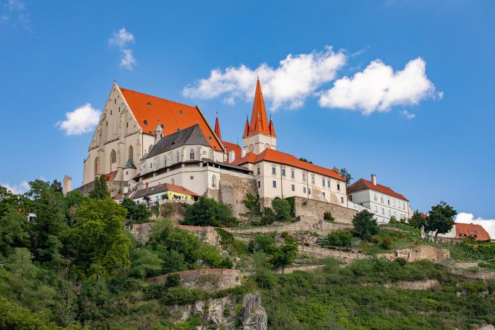 Znojmo je historické město na jihu Moravy, proslulé svými památkami vínem.